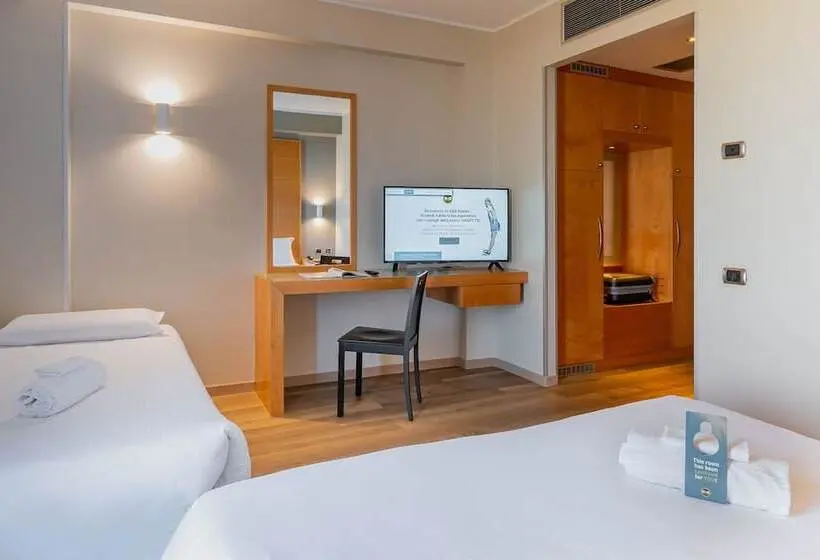 Standard Triple Room with Terrace, B&B HOTEL Pisa Airport