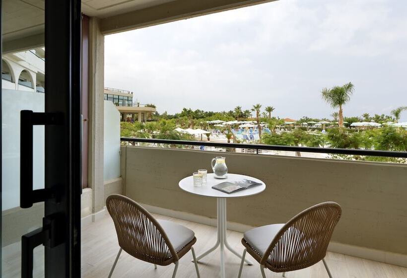 غرفة ديلوكس مطلة على حمام السباحة, Grand Palladium Sicilia Resort & Spa