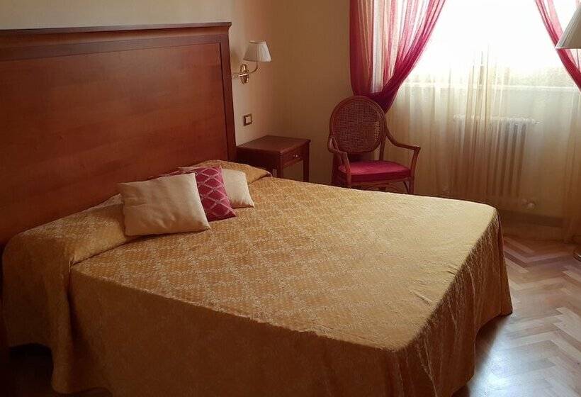 スタンダードルーム, Alessandro Della Spina