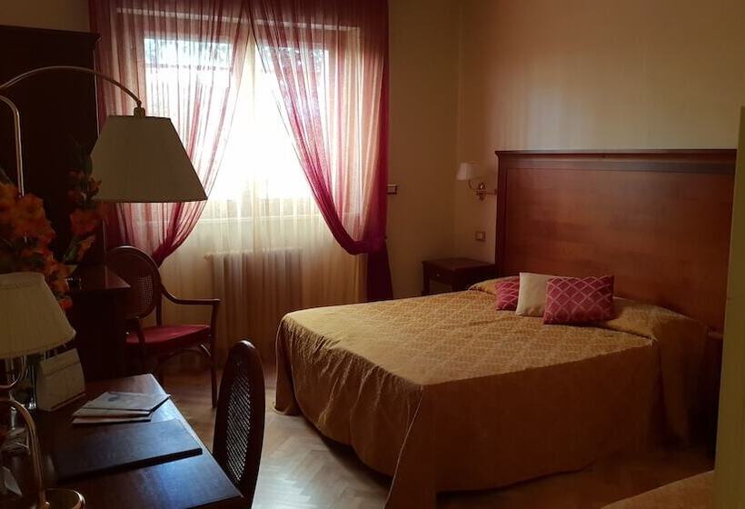 エコノミールーム, Alessandro Della Spina