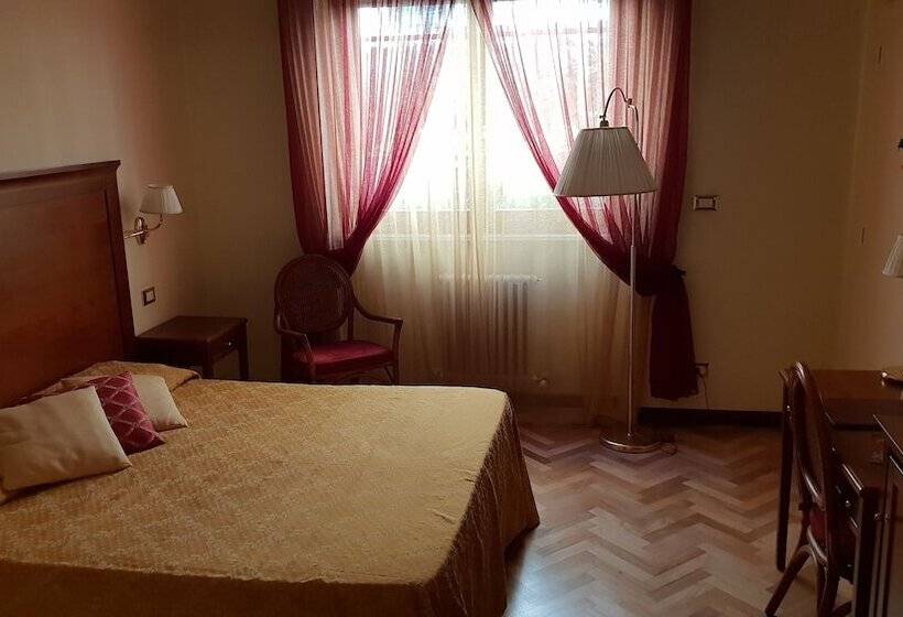 エコノミールーム, Alessandro Della Spina