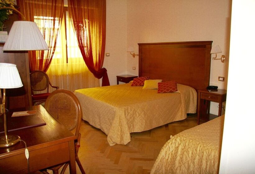 エコノミートリプルルーム, Alessandro Della Spina