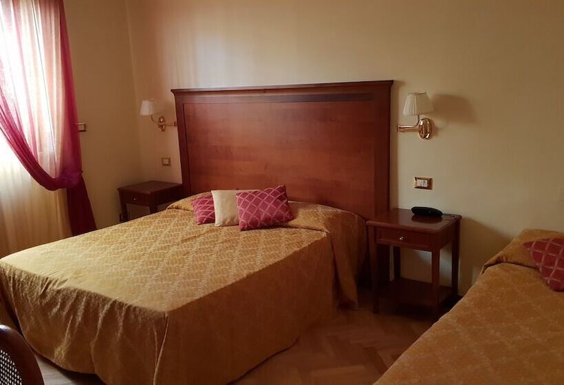 エコノミートリプルルーム, Alessandro Della Spina