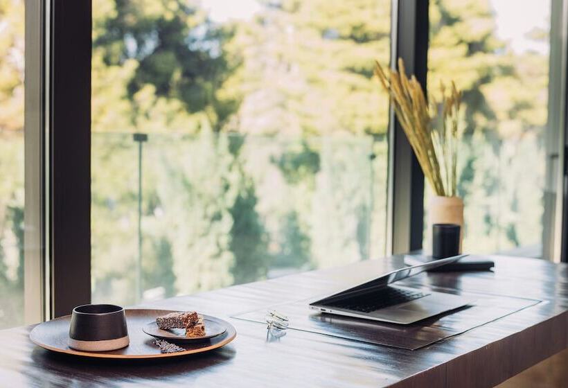 جناح جونيور, Life Gallery Athens