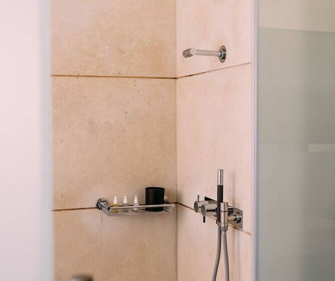 جناح جونيور, Life Gallery Athens