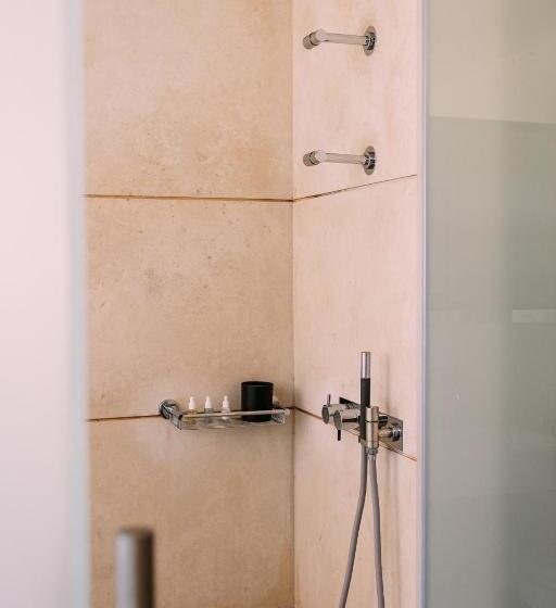 جناح جونيور, Life Gallery Athens