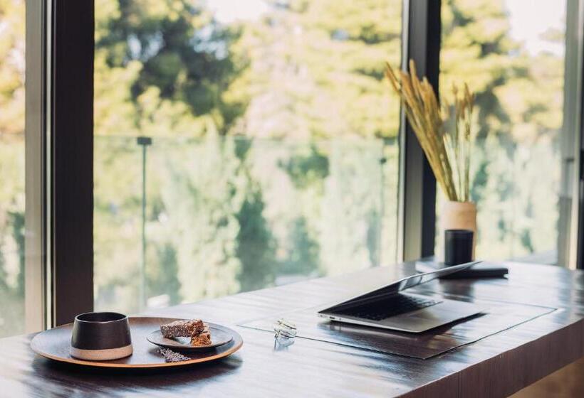 جناح جونيور, Life Gallery Athens