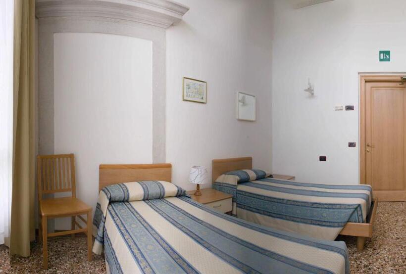 اتاق استاندارد چهارنفره با سرویس بهداشتی مشترک, Casa Sant Andrea