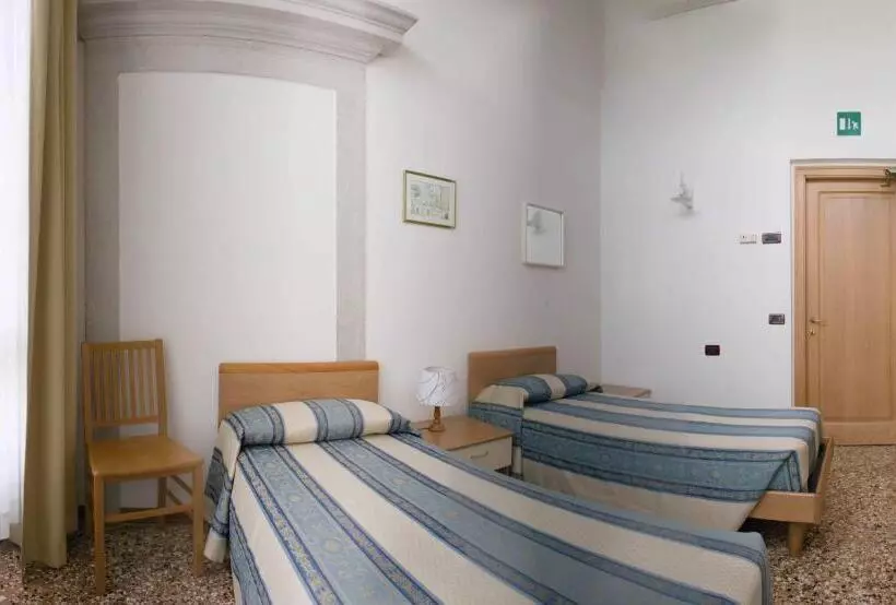 اتاق استاندارد چهارنفره با سرویس بهداشتی مشترک, Casa Sant Andrea