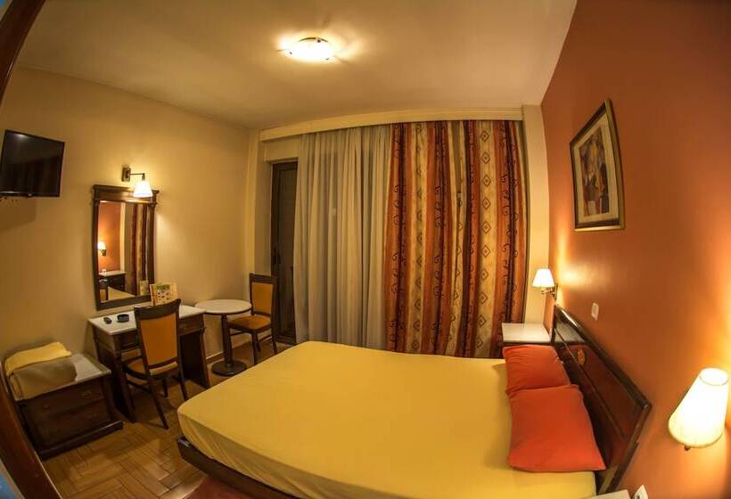 غرفة قياسية, Chris