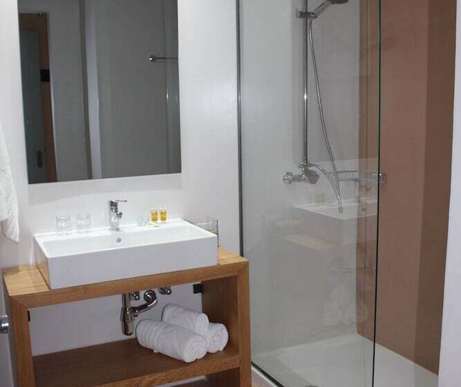 标准单人间, Dassia Beach