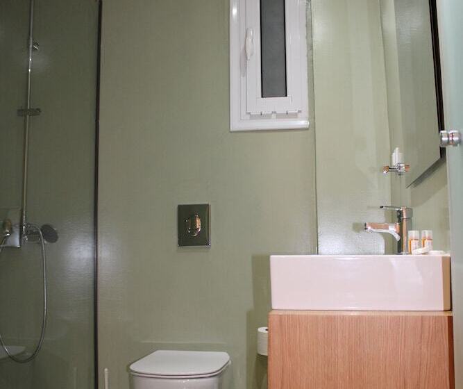 标准单人间, Dassia Beach