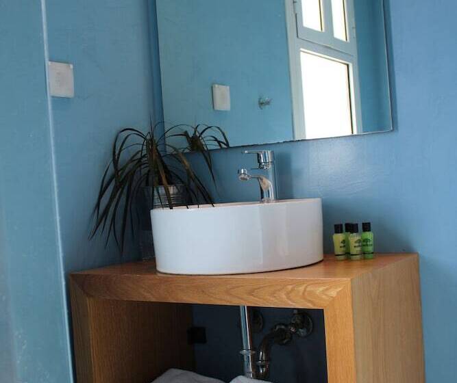 标准单人间, Dassia Beach