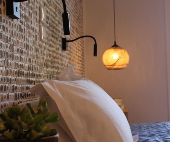 标准单人间, Dassia Beach