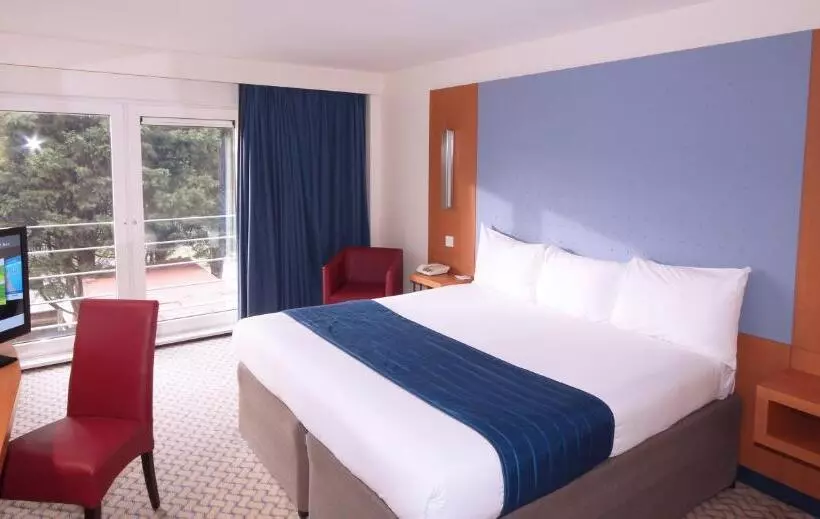 اتاق اجرایی, Ramada London North
