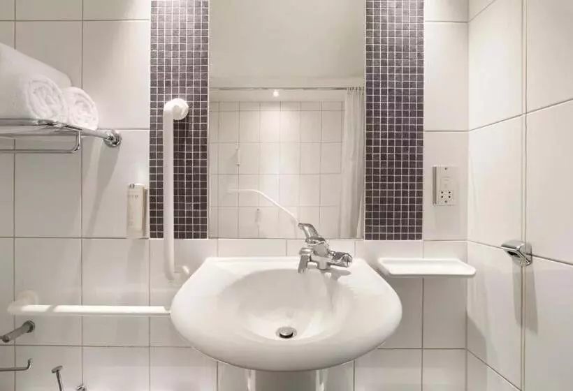 اتاق استاندارد برای معلولان, Ramada London North