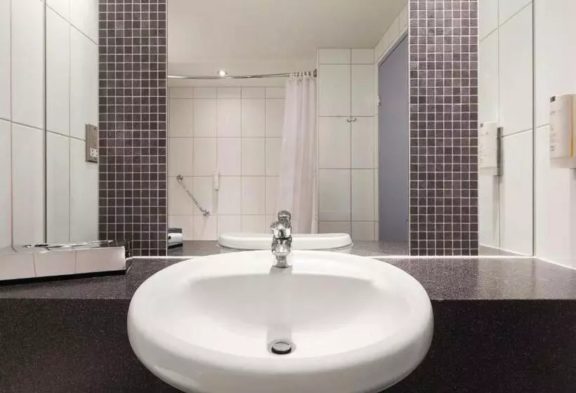 اتاق استاندارد برای معلولان, Ramada London North