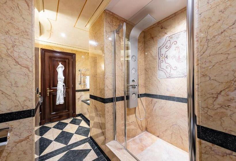 سوئیت پرزیدنت, River Chateau