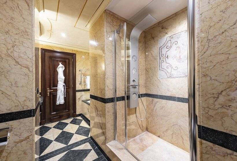 سوئیت پرزیدنت, River Chateau