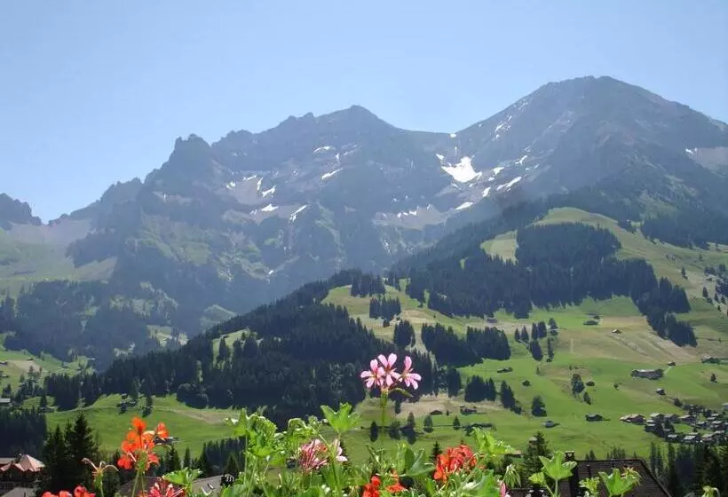 اتاق خانوادگی, Viktoria Eden