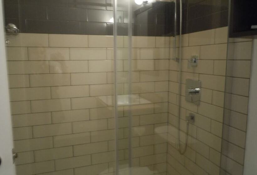 سوییت, L Auberge Du Lac St Pierre