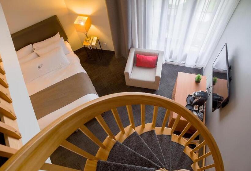 Suite Queen Bed, L Auberge Du Lac St Pierre