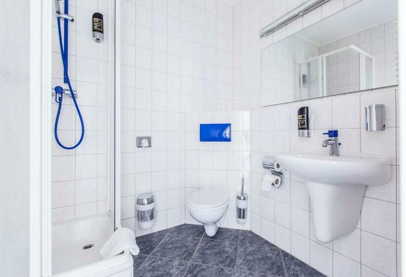 اتاق خانوادگی, a&o Berlin Kolumbus