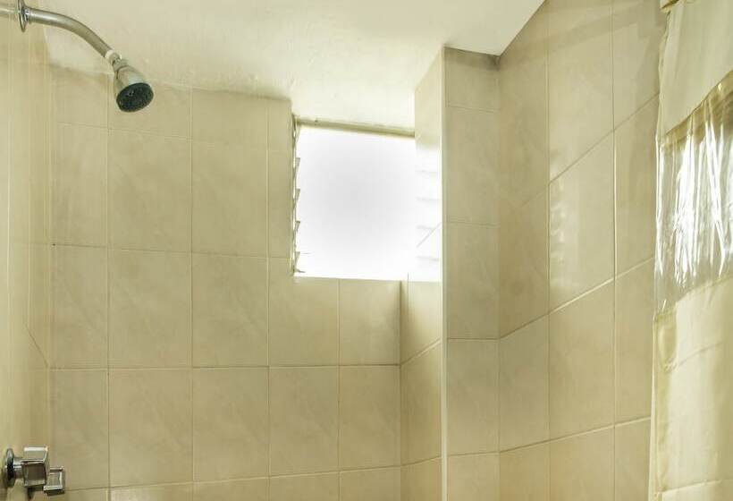 スタンダード４人部屋, Capital O Hotel Central, Xalapa