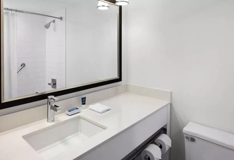 سوییت, Four Points By Sheraton Edmonton South