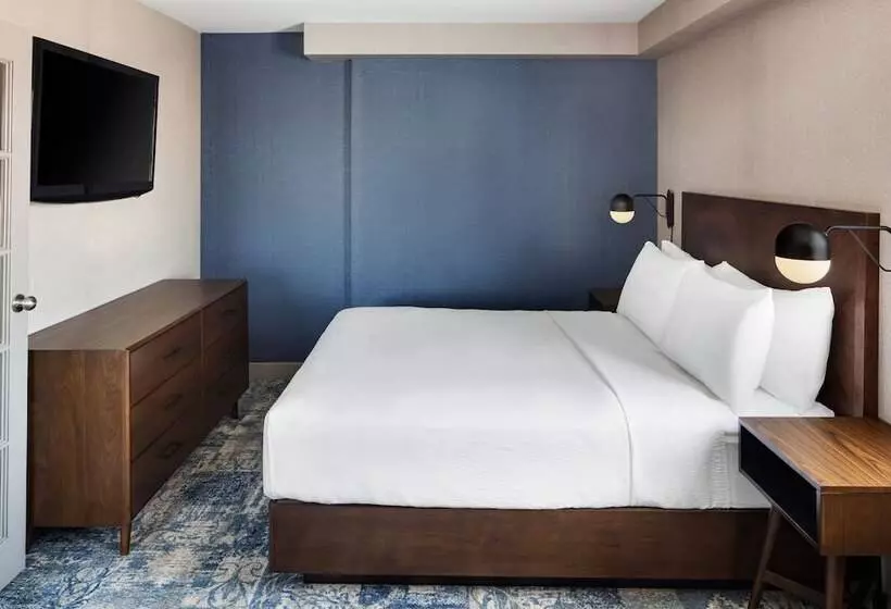 سوییت, Four Points By Sheraton Edmonton South