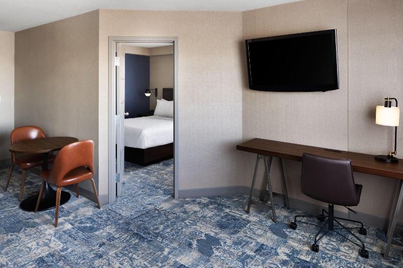Suite Queen-Size Ággyal, Four Points By Sheraton Edmonton South