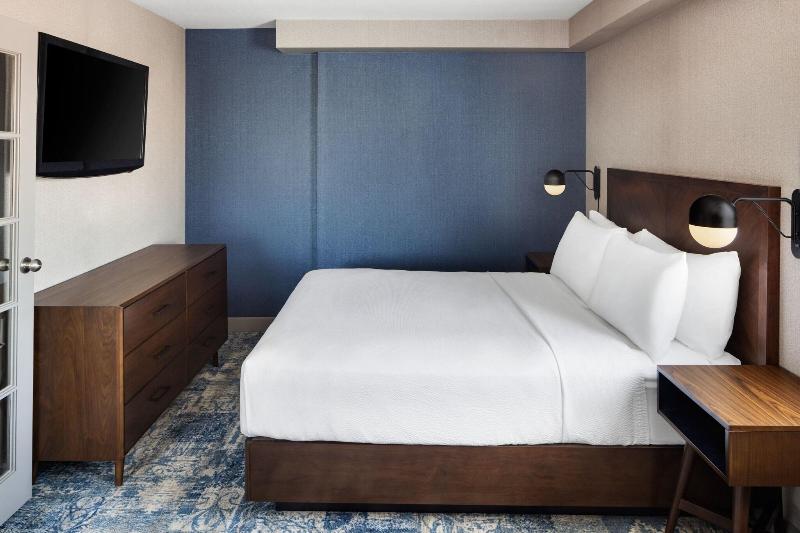 クイーンサイズベッドのスイートルーム, Four Points By Sheraton Edmonton South