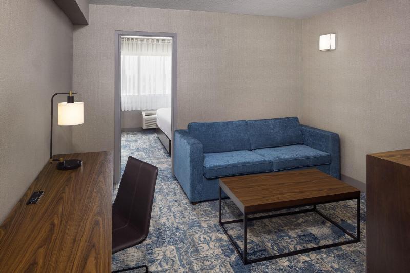 Suite King Size Bed, Four Points By Sheraton Edmonton South