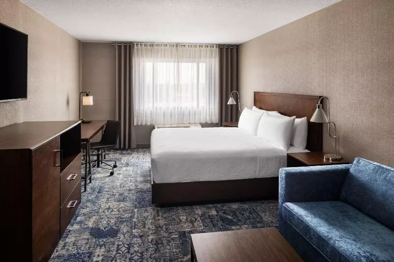 اتاق استاندارد با تخت بزرگ, Four Points By Sheraton Edmonton South