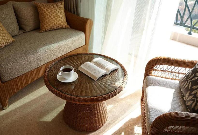 Семейный Номер Вид на Сад, Lotte Hotel Jeju