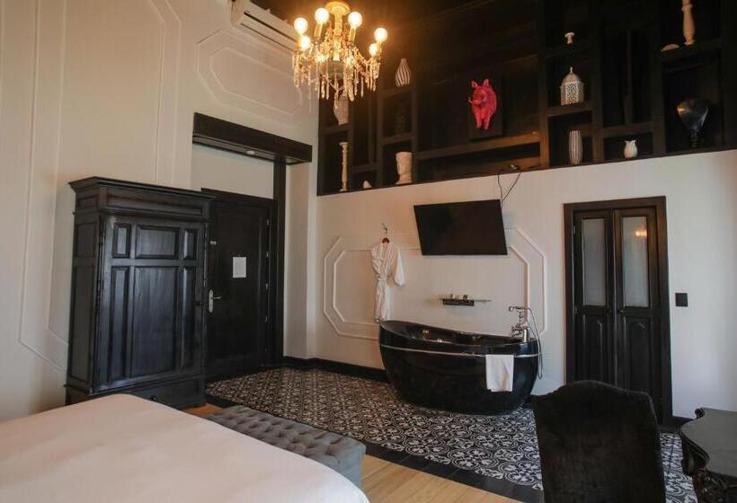 جناح مزوَّد بشرفة, Quinta Esencia