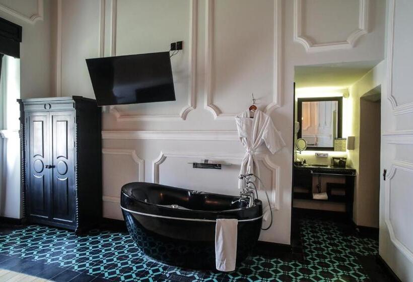 جناح مزوَّد بشرفة, Quinta Esencia