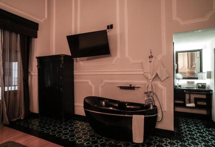 جناح مزوَّد بشرفة, Quinta Esencia