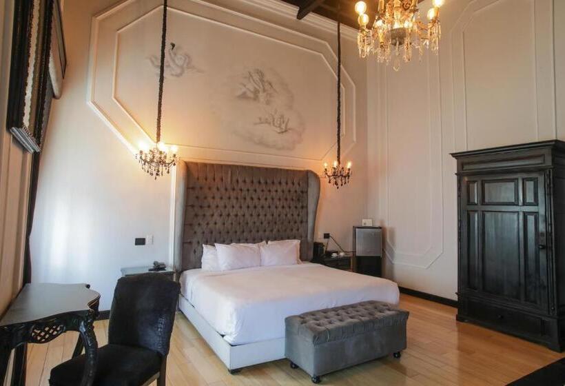 جناح مزوَّد بشرفة, Quinta Esencia