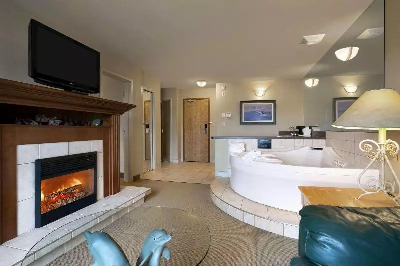 キングサイズベッドのスイートルーム, Super 8 By Wyndham Fort Nelson Bc