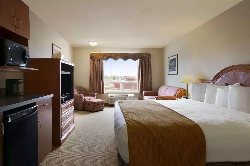 キングサイズベッドのスイートルーム, Super 8 By Wyndham Fort Nelson Bc
