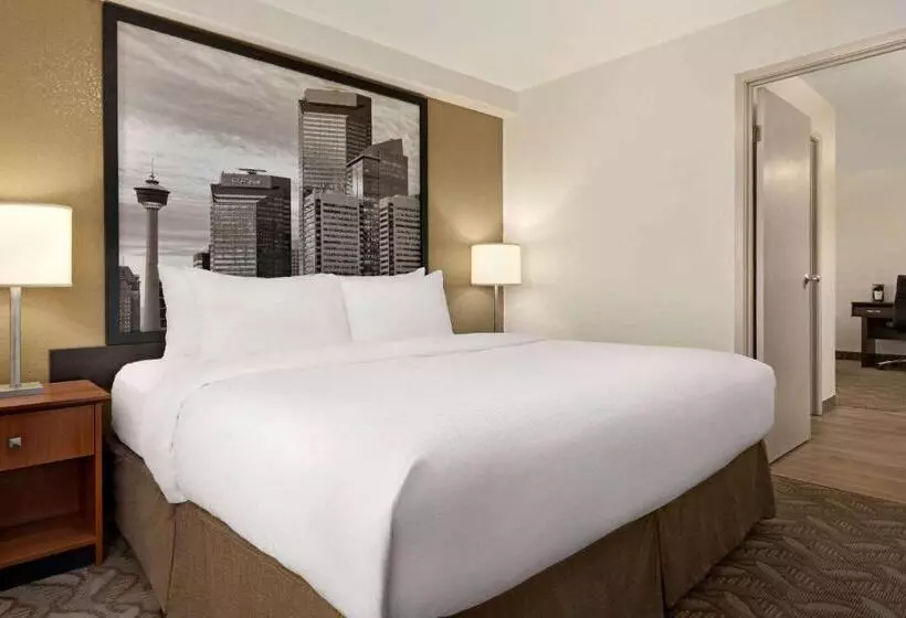 キングサイズベッドのスイートルーム, Super 8 By Wyndham Calgary Shawnessy Area