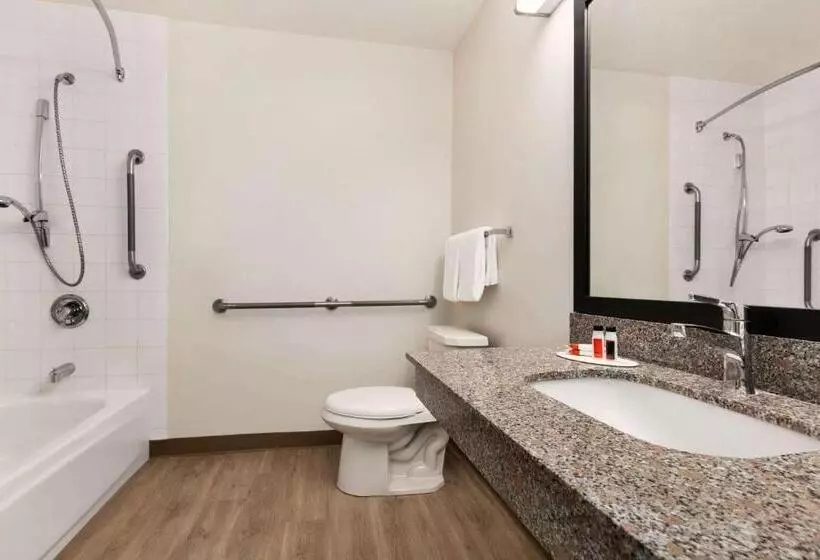 身障者適用スタンダードルーム, Super 8 By Wyndham Calgary Shawnessy Area