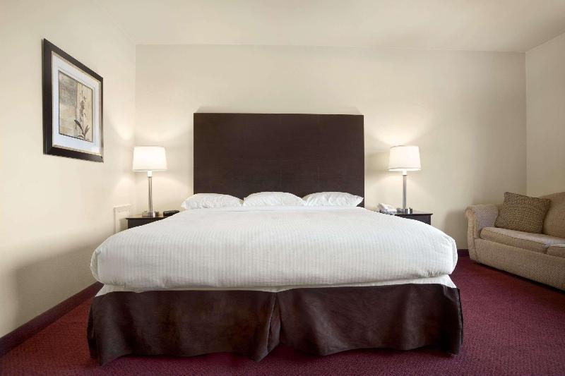 Люкс Кровать Кинг, Super 8 By Wyndham Sarnia On