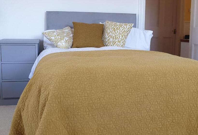 إستوديو ديلوكس, Clarence House Shanklin