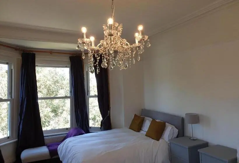 デラックススタジオ, Clarence House Shanklin