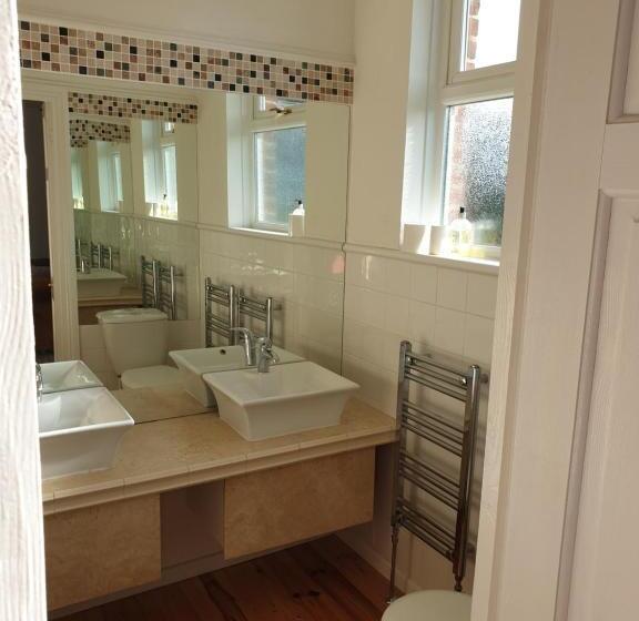 إستوديو ديلوكس, Clarence House Shanklin