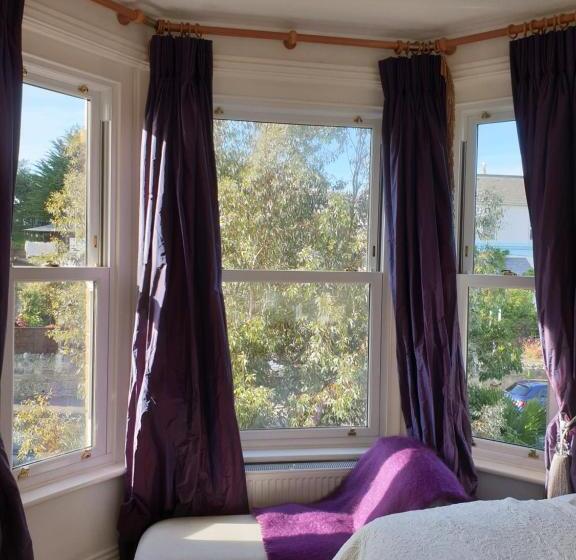 إستوديو ديلوكس, Clarence House Shanklin