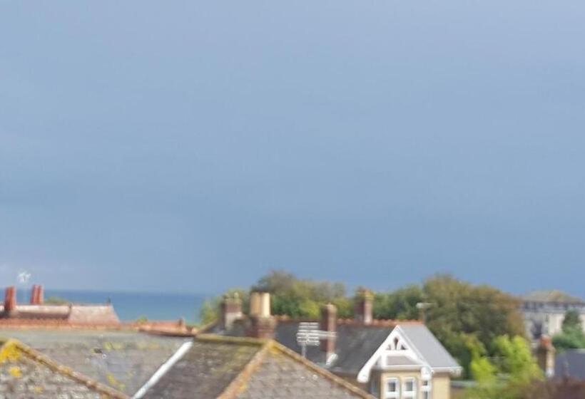 جناح جونيور, Clarence House Shanklin