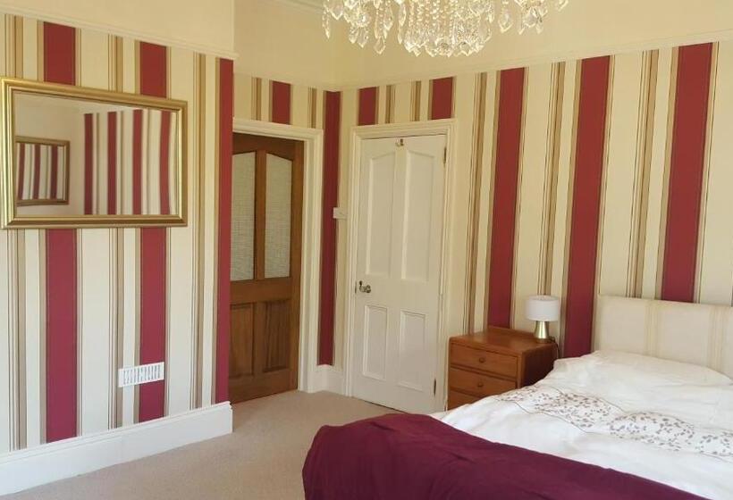 جناح جونيور, Clarence House Shanklin